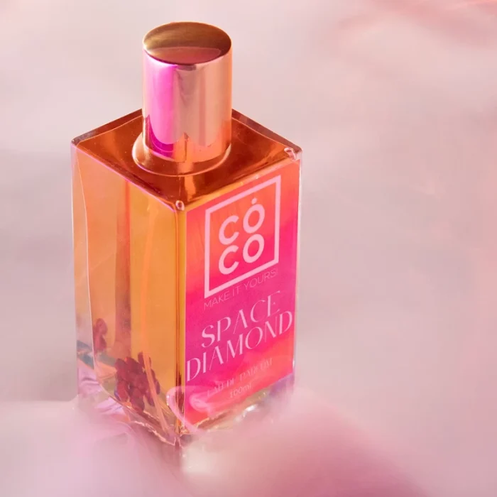 Το COCO MAKE IT YOURS σας παρουσιάζει τη νέα σειρά αρωμάτων Hollywood Classics που θα λατρέψετε για τις μεθυστικές μυρωδιές και τη λαμπερή εμφάνισή τους. Το Space Diamond με νότες από βανίλια και κασμίρ είναι το απόλυτο πουδρένιο άρωμα για το καλοκαίρι! Παράγεται στην Ελλάδα 100 ml