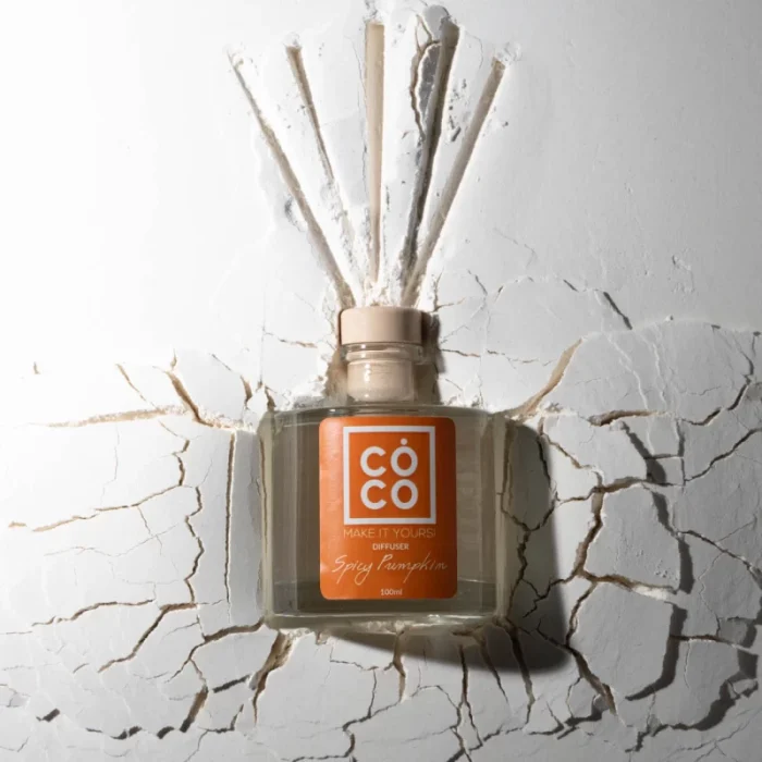 Διαλέξτε το SPICY PUMPKIN Diffuser μυρίζει βανίλια, κολοκύθα και κανέλα! Με πρώτες ύλες υψηλής ποιότητας,τα νέα Diffusers Coco Make It Yours σας πλημμυρίζουν με αρώματα και αναδεικνύουν τη δική σας ξεχωριστή προσωπικότητα στο σπίτι αλλά και στον επαγγελματικό σας χώρο.
