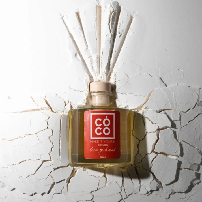 Tο Coco Make It Yours σας παρουσιάζει με μεγάλη χαρά τη νέα συλλεκτική σειρά αρωματικών χώρου σε μορφή Diffuser, που θα σας ενθουσιάσει ! Δημιουργήστε τις ιδανικές συνθήκες για τον δικό σας αγαπημένο χώρο και ανανεώστε τη διάθεσή σας με τα εξαιρετικής ποιότητας και διάρκειας αρωματικά μας! Διαλέξτε το GINGERBREAD Diffuser μυρίζει κανέλα και γαρύφαλλο, άνθη λεμονιάς, γλυκιά ζάχαρη, κάρδαμο, τζίντζερ και βανίλια! Με πρώτες ύλες υψηλής ποιότητας,τα νέα Diffusers Coco Make It Yours σας πλημμυρίζουν με αρώματα και αναδεικνύουν τη δική σας ξεχωριστή προσωπικότητα στο σπίτι αλλά και στον επαγγελματικό σας χώρο. ΤΡΟΠΟΣ ΧΡΗΣΗΣ Ανοίξτε το μπουκάλι και τοποθετήστε μέσα τα ξυλάκια. Κατά διαστήματα γυρίστε τα ανάποδα για να ανανεωθεί η μυρωδιά από το αρωματικό έλαιο ή και για περισσότερη ένταση! Παρασκευάζεται στην Ελλάδα. Ποσότητα: 100ml